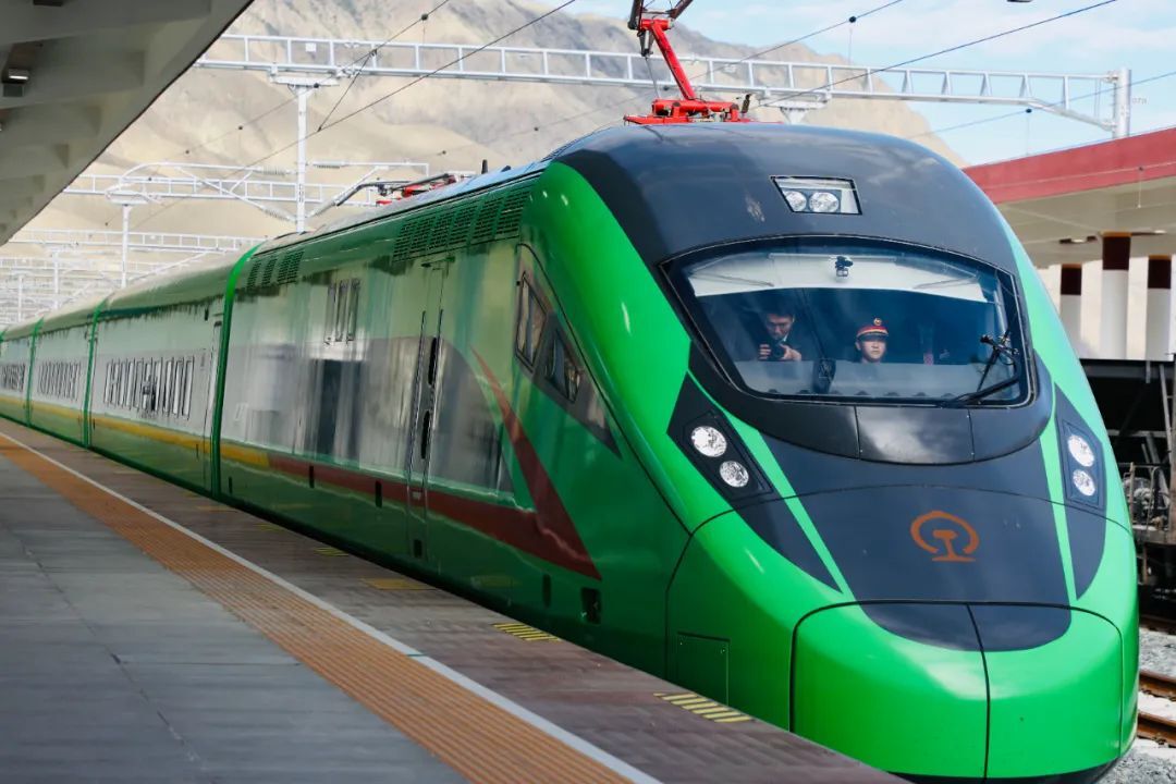 获央媒点赞,"复兴号"开进西藏……我区企业有点牛!