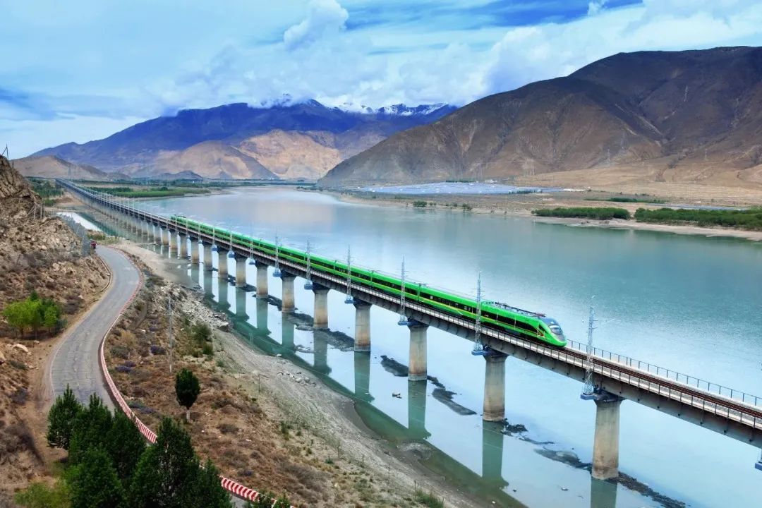 拉林铁路开通运营