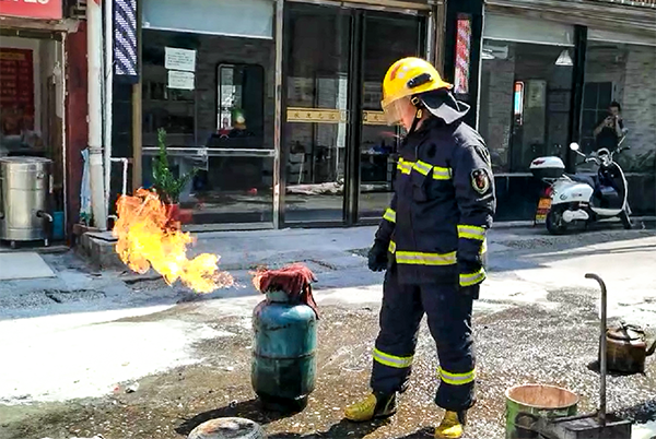 天元区黄山路消防救援站成功处置一起煤气罐猛烈燃烧事件