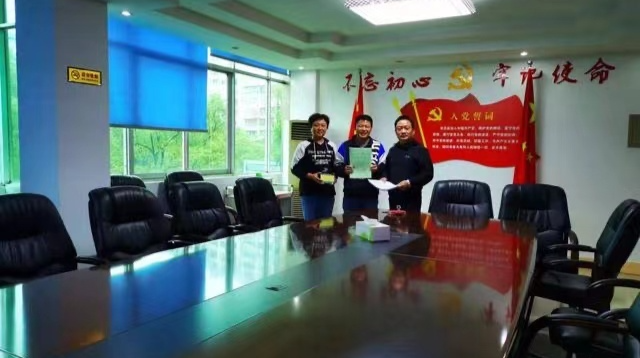 审批效率再提速  一小时办完13台电梯登记证
