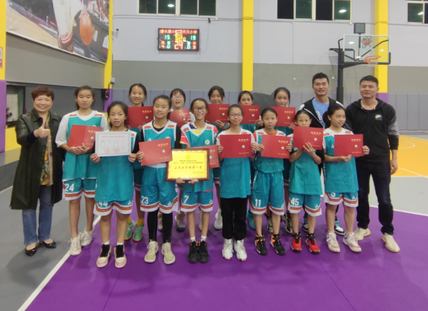 天元小学这支女子球队， 夺得市运会冠军