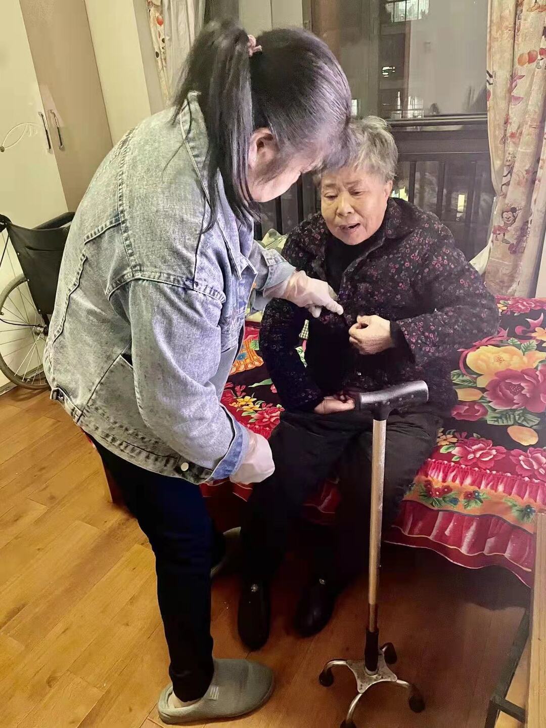 孝顺儿媳照顾中风婆婆十余载 她说：“照顾婆婆，早已成为习惯”