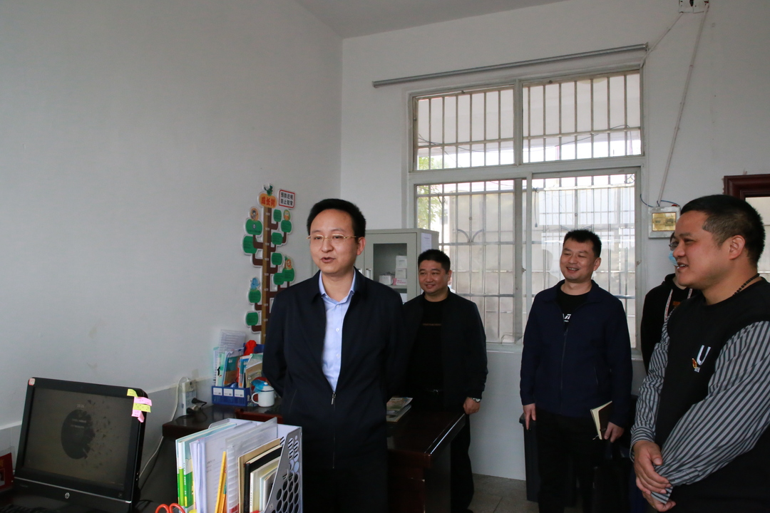 天元区人民政府副区长龙潭深入乡村学校调研