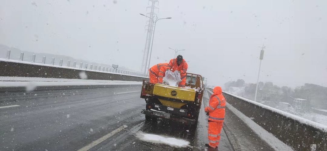 大雪袭城 天元市政机械人工相结合 全力扫雪保安全