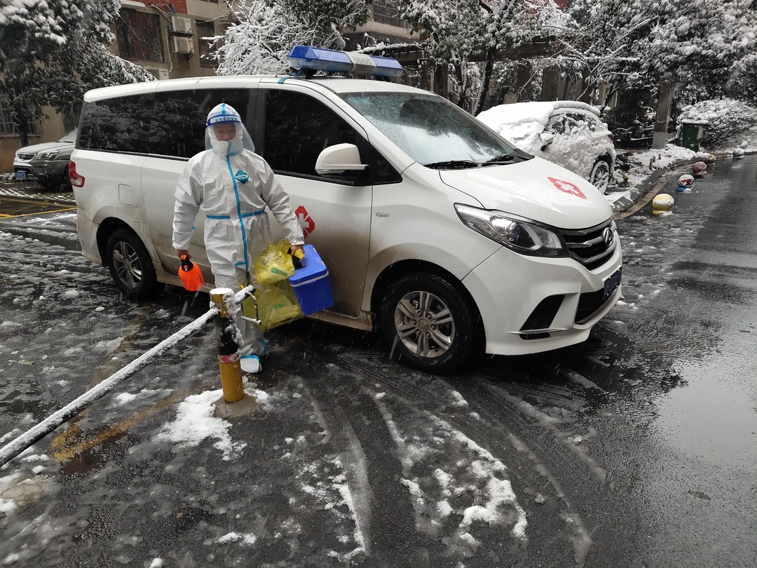 医护人员雪天战疫：一层薄手套、一步一马扎