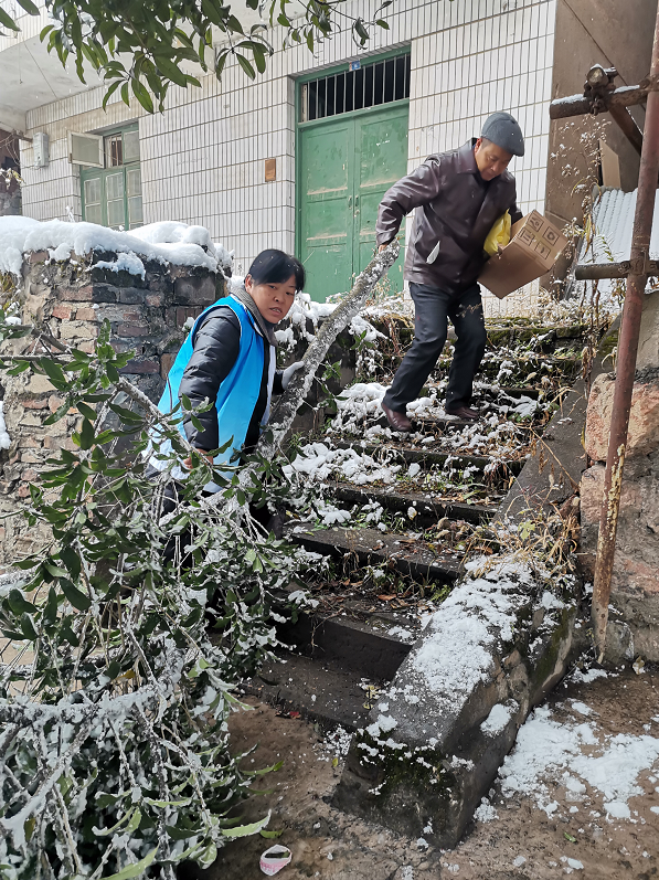 雷打石镇：不畏严寒除积雪  群众干部齐出力