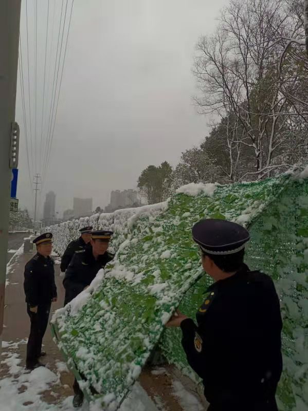 天元城管：逆雪而行 积极行动保障市民安全出行