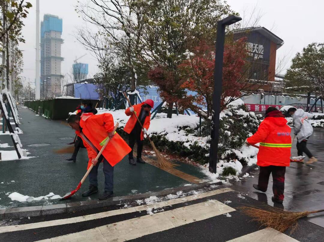 应对雨雪冰冻天气 天元环卫在行动