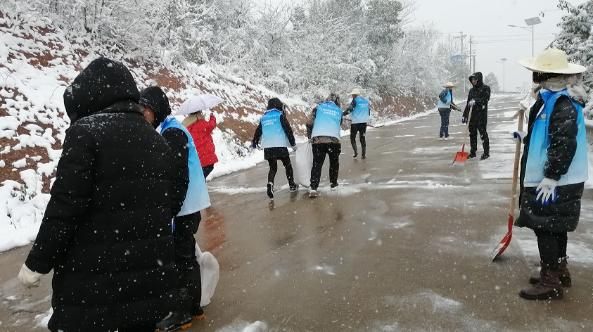 马家河街道：100余名志愿者齐力抗雪