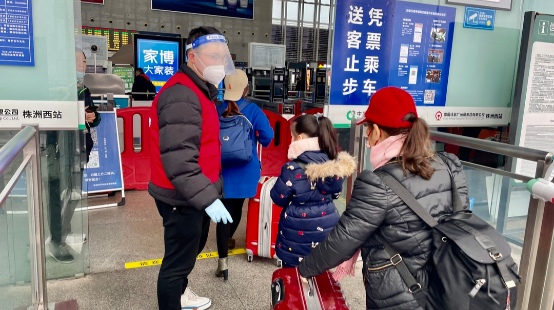 春运首日 志愿服务温暖回家路