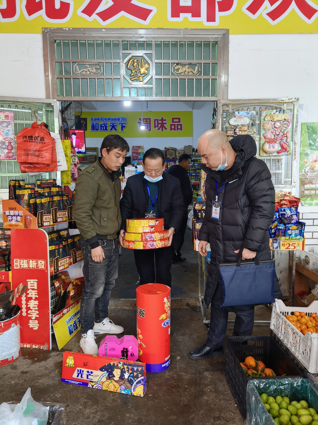天元区： 严厉打击非法销售烟花行为
