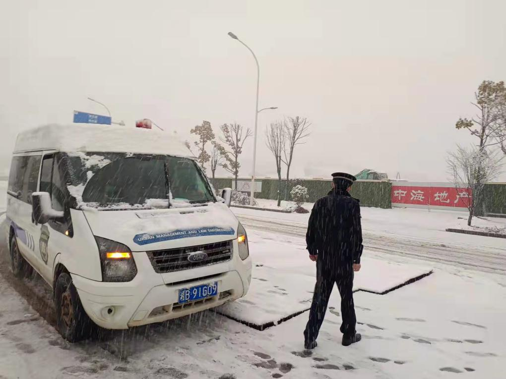 天元区城管大队：铲冰除雪在行动