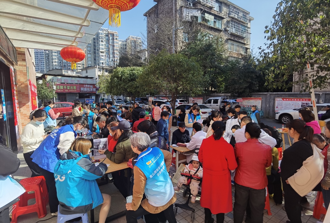 花园里社区：爱在雷锋月 情满女神节