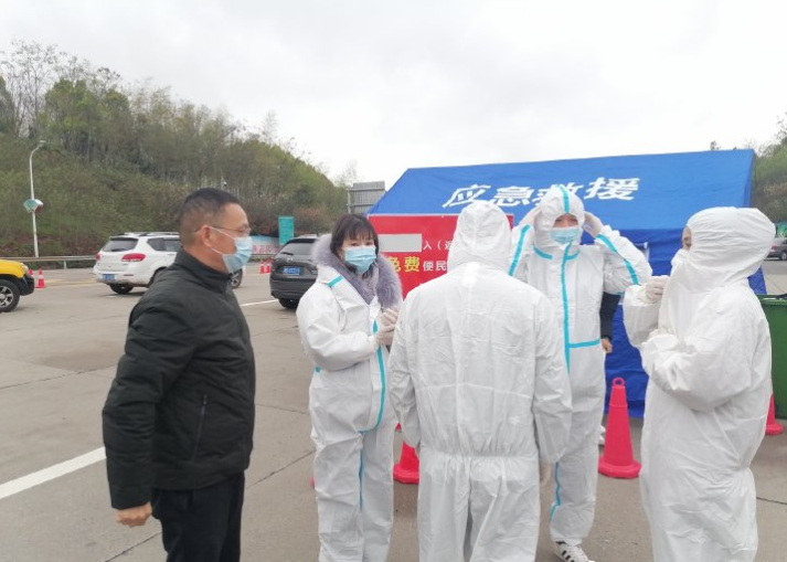 天元城管坚守高速卡口防疫一线