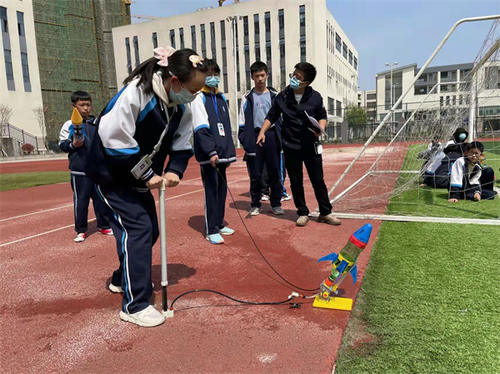 隆兴中学举办“科技筑强国·一起向未来”校园科技节系列活动
