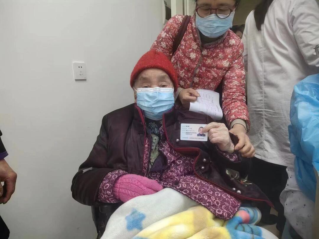 天元区96岁老人顺利接种新冠疫苗 “打了疫苗，才能放心出门”