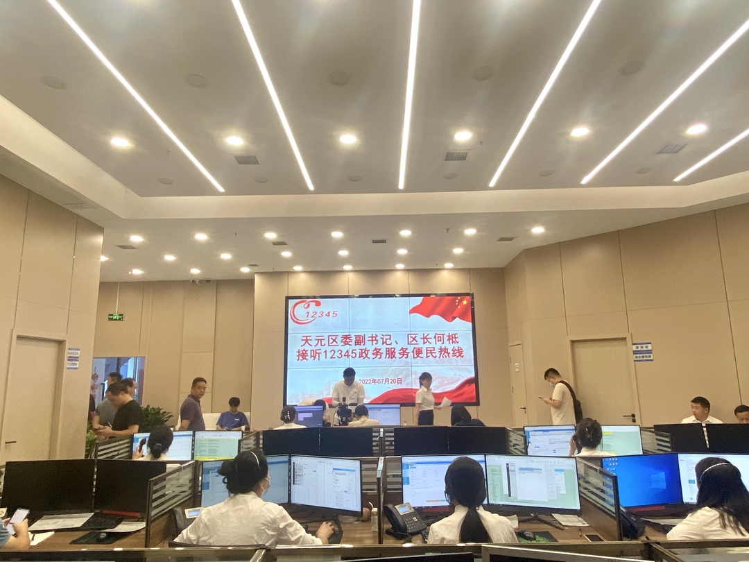 2个小时15通电话 涉及教育、环保、交通等热点问题……?何柢接听12345政务服务便民热线 
