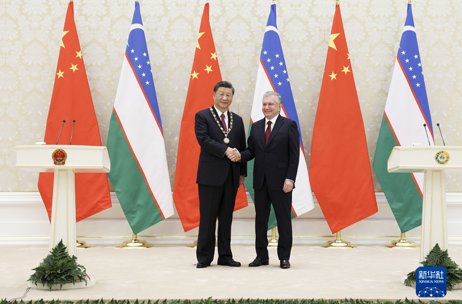 习近平接受乌兹别克斯坦总统米尔济约耶夫授予“最高友谊”勋章