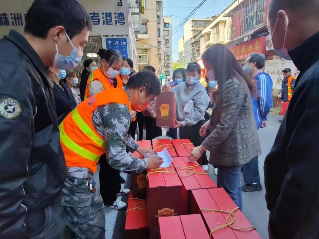 泰园社区联合市总工会开展“庆丰收 迎盛会”走访慰问农民工活动