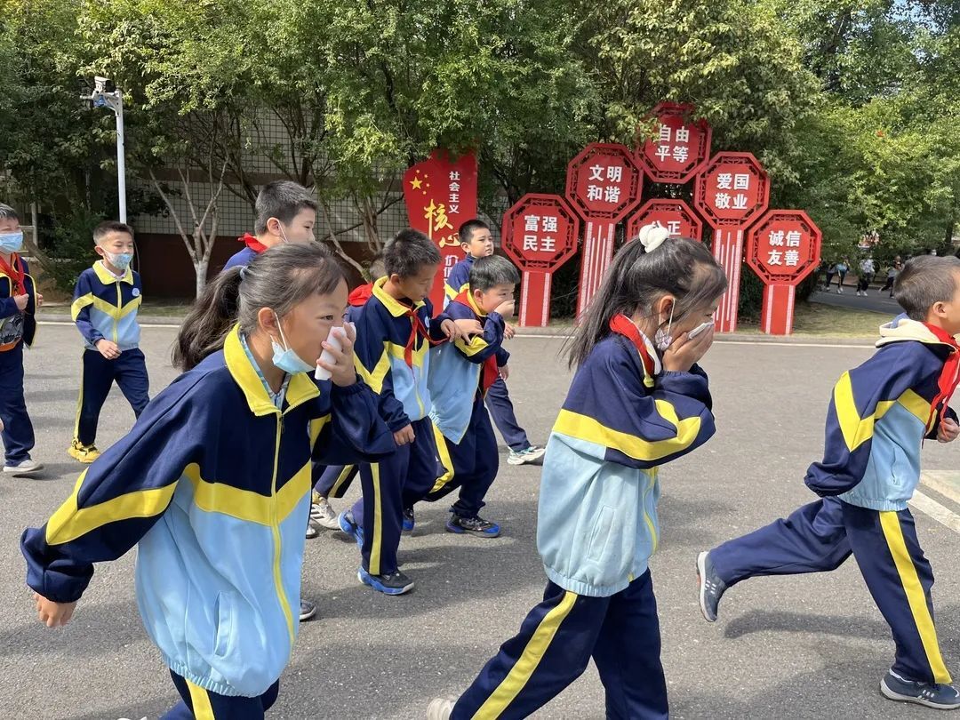 泰山学校开展秋季逃生疏散应急演练