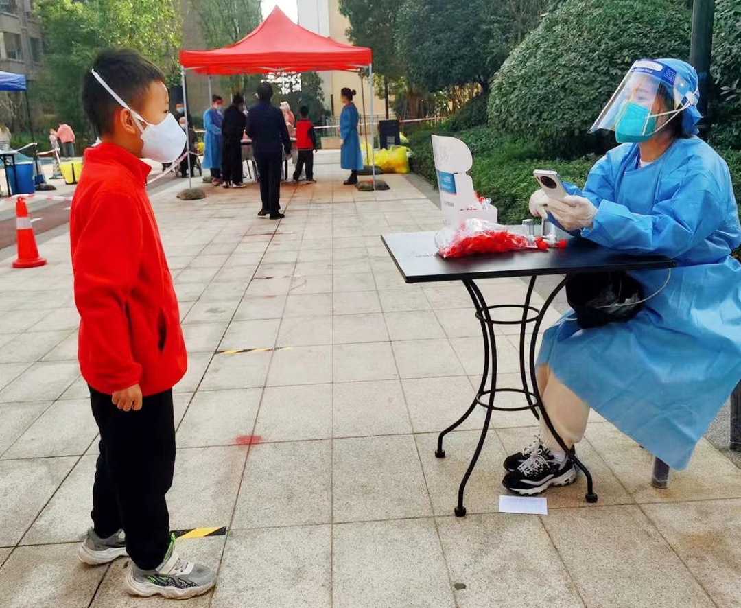 是妈妈，更是志愿者！核酸检测现场家人短聚的一幕感动人心