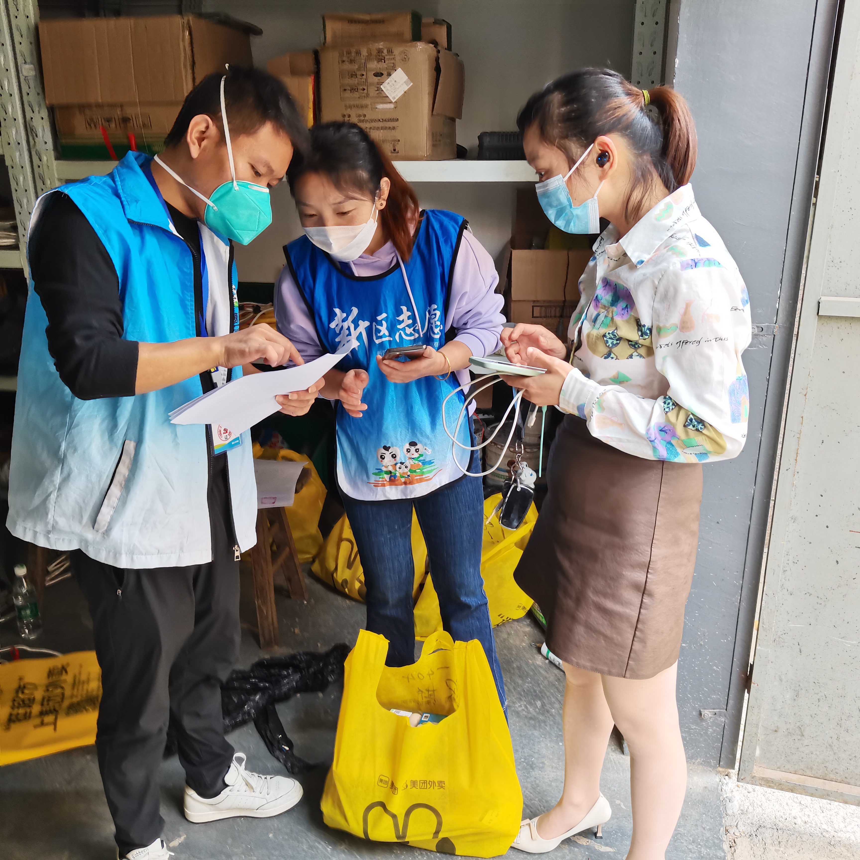 小区党支部里的贴心“采购员”