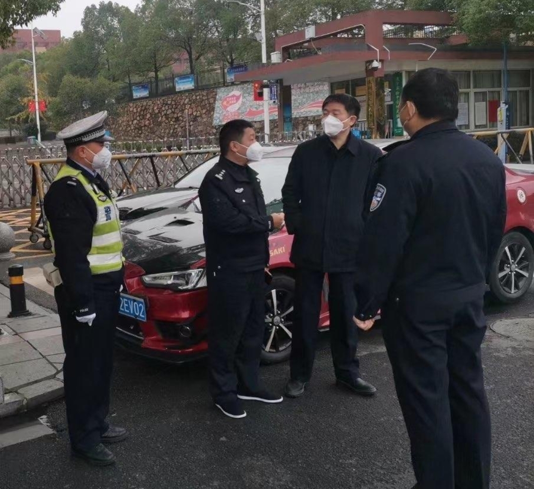 我区开展“一盔一带”、重点运输源头企业超限超载现场督查工作 
