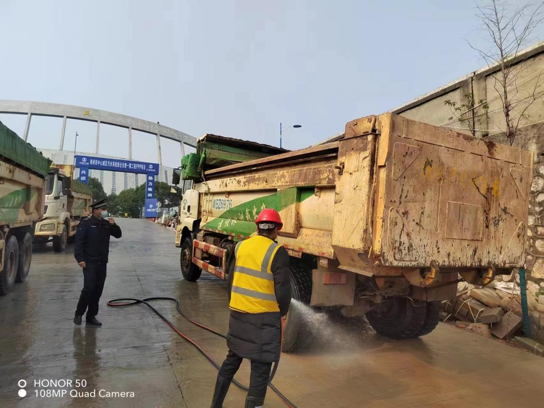 天元城管：开展渣土车专项整治行动