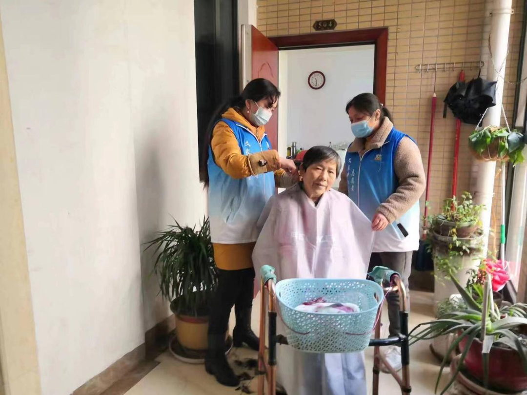 “爱心义剪”志愿服务入户上门 让寒冬变得温暖起来！