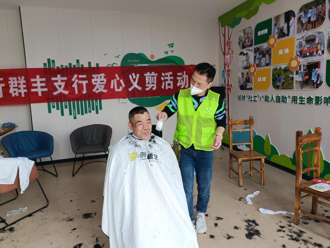 长岭社区：开展“党建领航   龙抬头，爱心义剪服务送上门”活动
