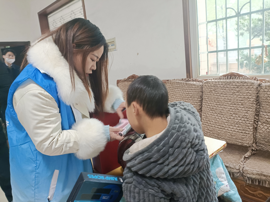 情暖困难儿童，推进“居民代表联系服务群众”走实走深