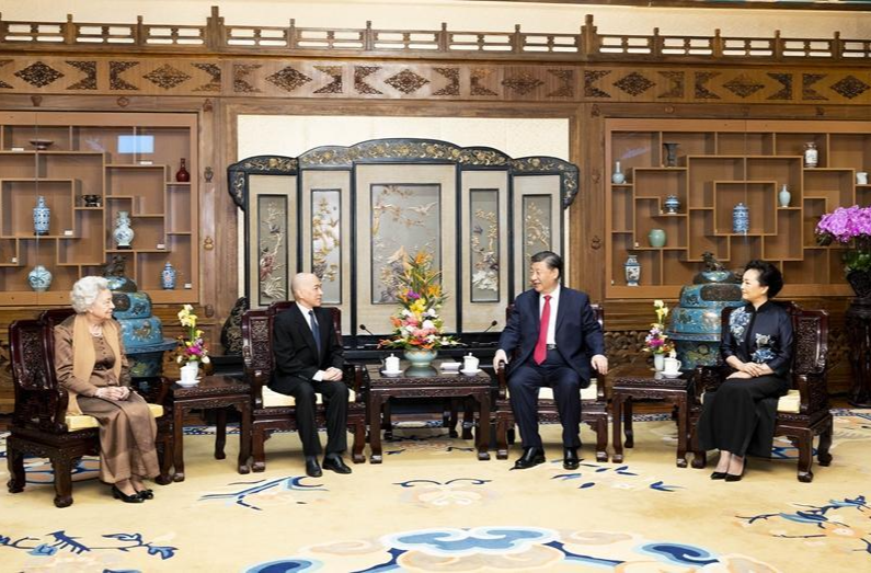 习近平夫妇会见柬埔寨国王和太后