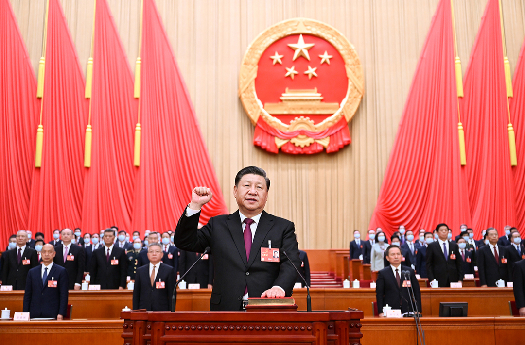 新当选的国家主席、中央军委主席习近平进行宪法宣誓