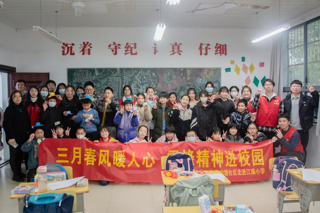 【文明实践在天元】践行雷锋精神，群丰镇团委联合工大学子进社区