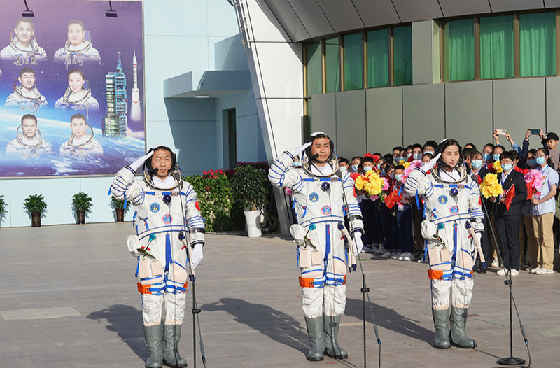习近平与青年书｜“在逐梦太空的征途上发出青春的夺目光彩”