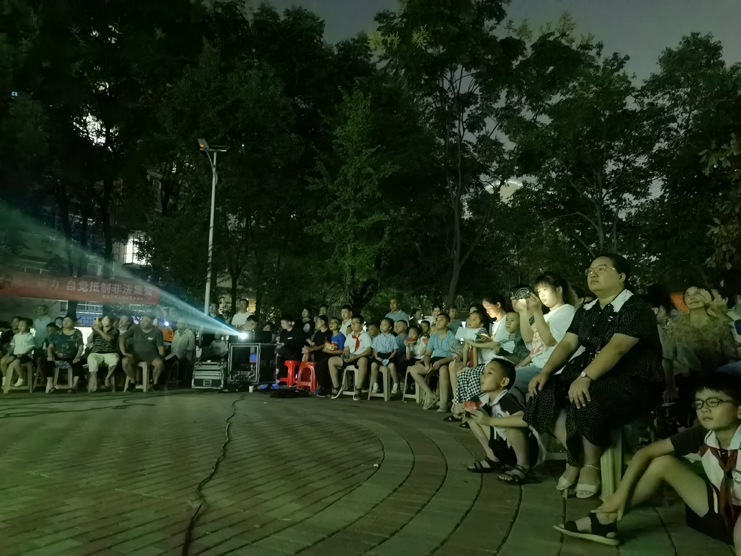 兴湖家园小区“公益电影之夜” 感受安置小区“夜魅力”