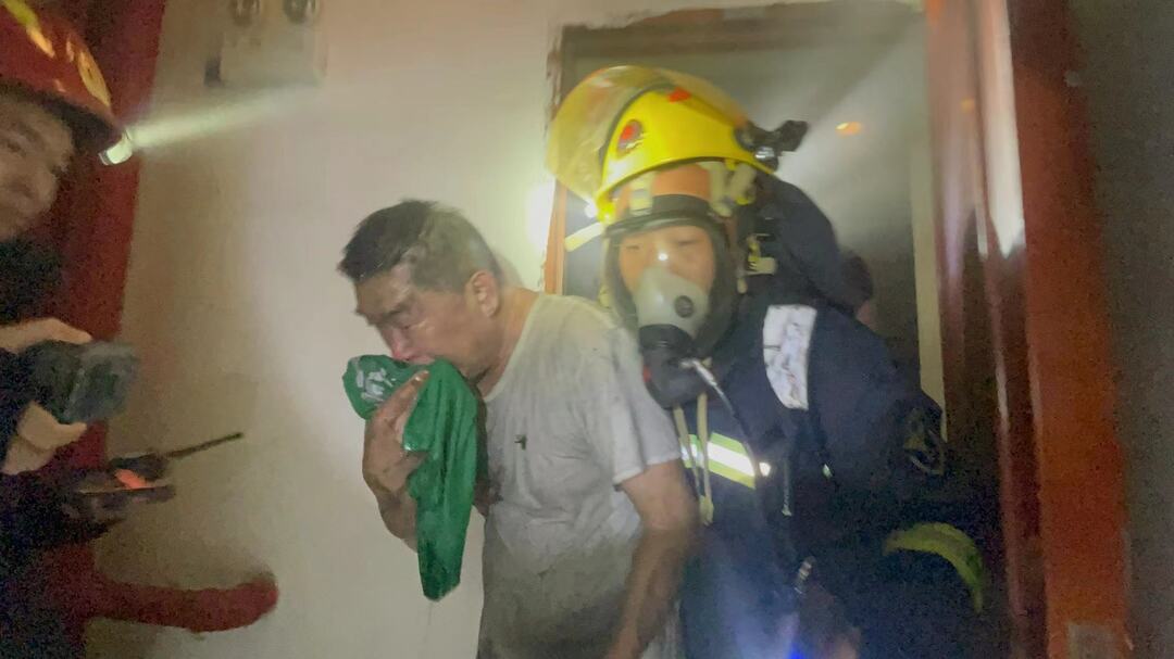 小区凌晨突发大火一人被困 天元消防紧急救援！