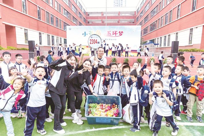 白鹤菱溪小学： “零食抢夺战”激情上演