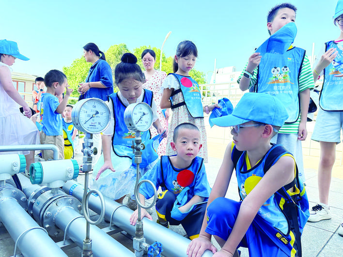 “河小青”走进水厂探秘制水工艺