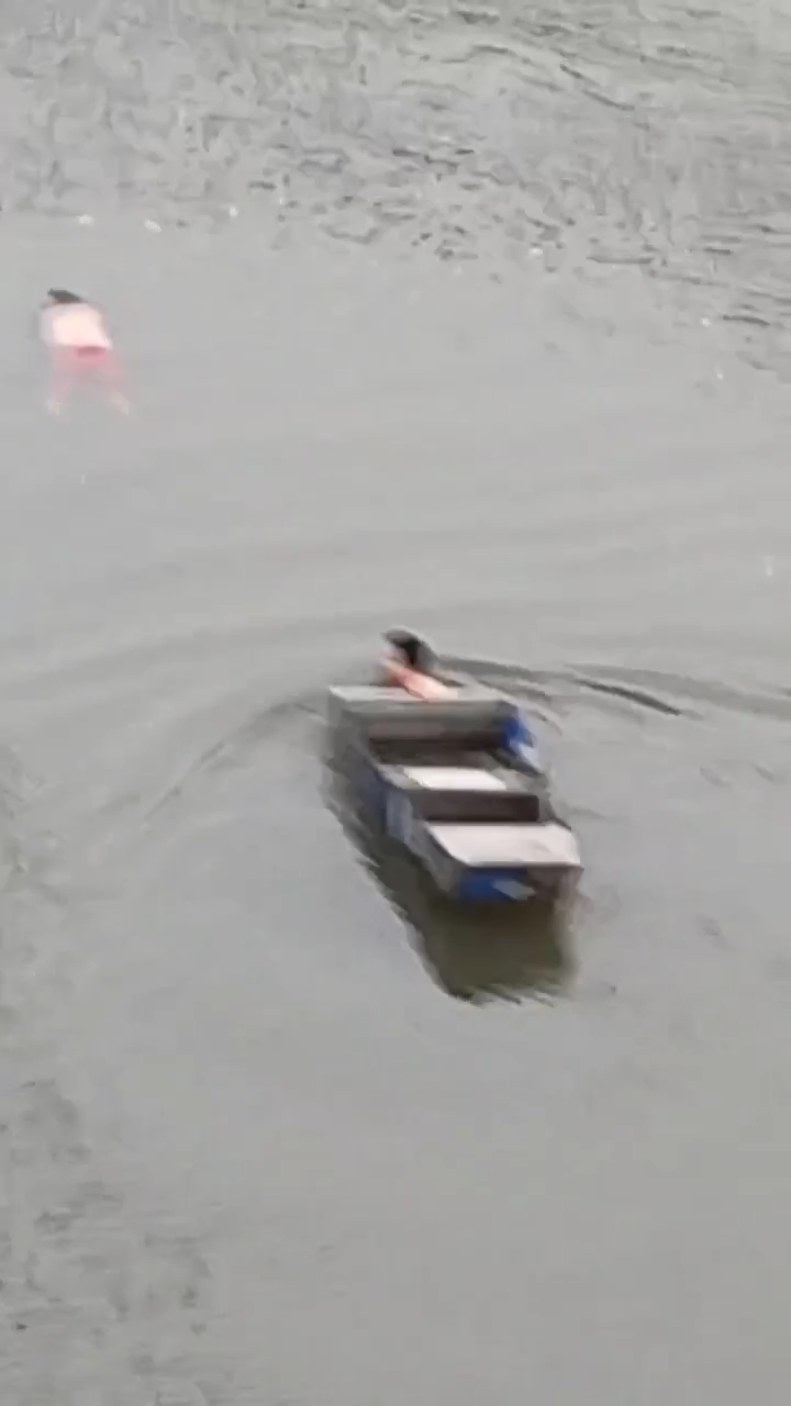 女子小年跳水轻生，醴陵小伙驾船脱衣营救！