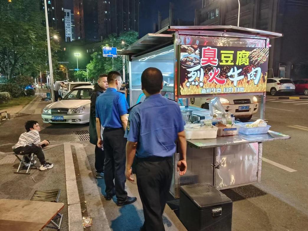 天元城管：强力推进餐饮油烟污染整治
