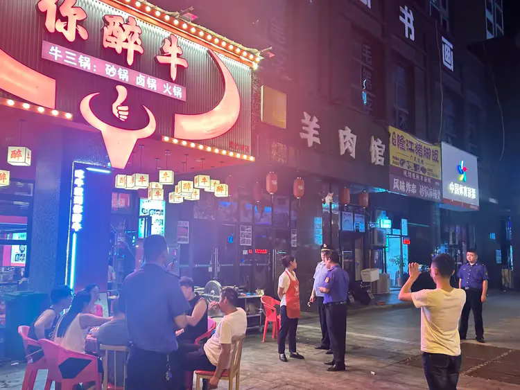 夜市摆摊“惹烦恼”嵩山路街道“还路于民”