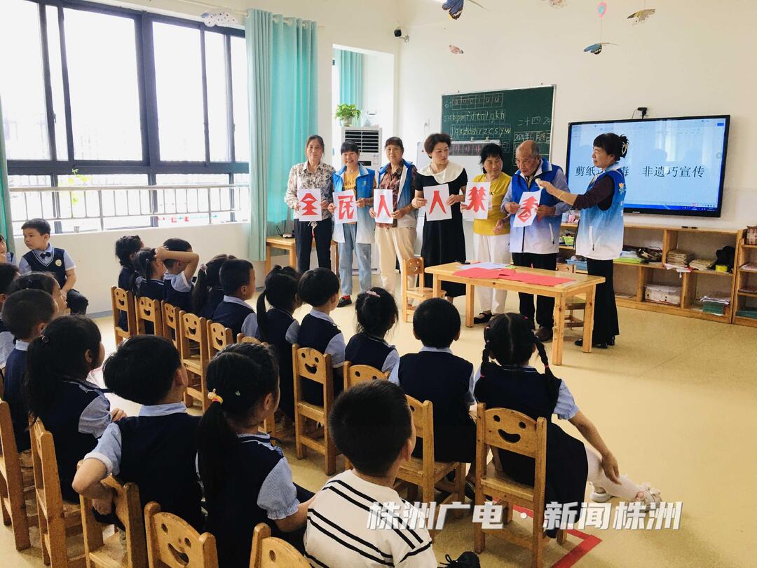 点赞！ 可爱的“灵魂剪刀手”