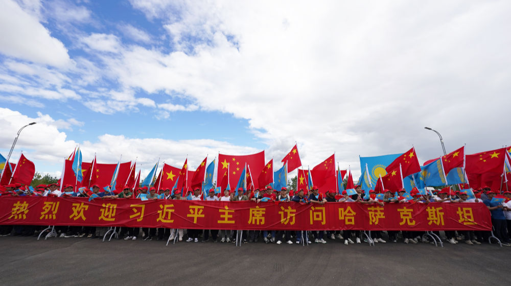 高清大图｜习近平抵达阿斯塔纳受到热烈欢迎