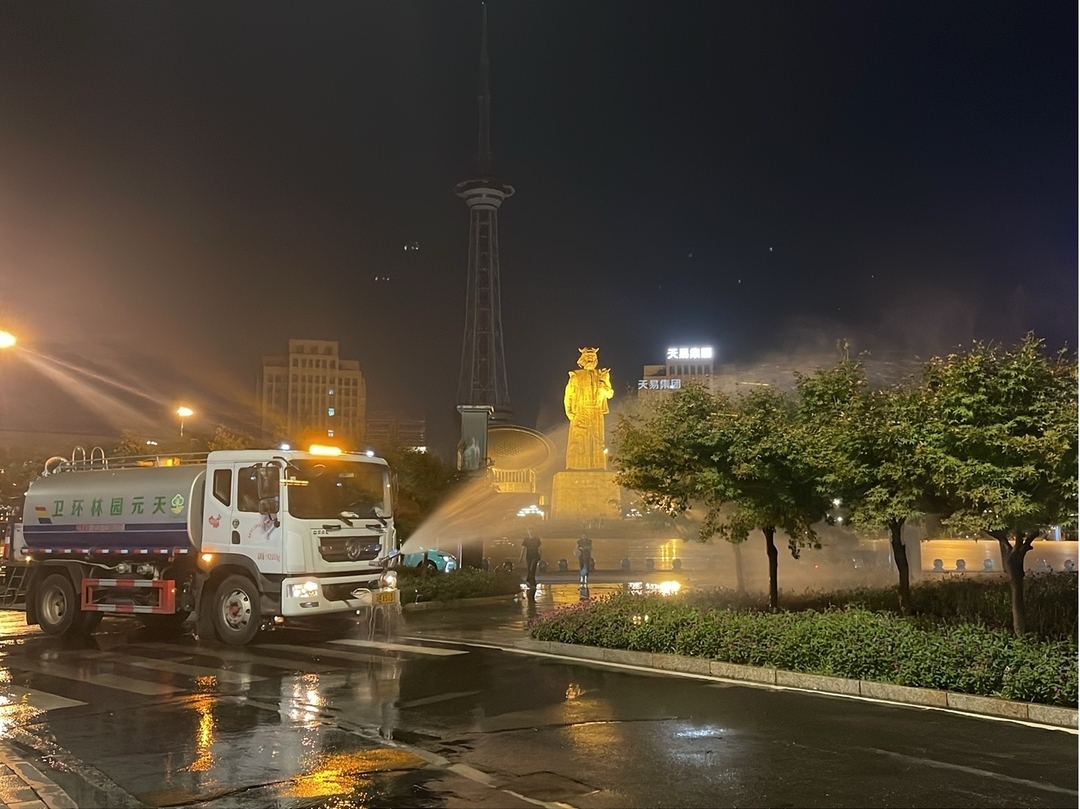 日夜抗旱保苗，为绿植送去“生命之水”