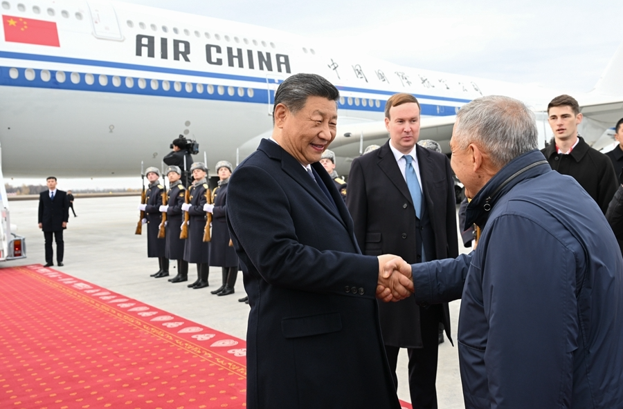 习近平抵达喀山出席金砖国家领导人第十六次会晤