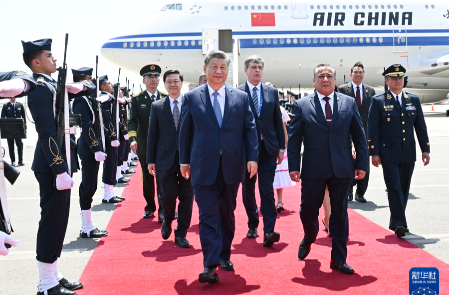 习近平抵达利马出席亚太经合组织第三十一次领导人非正式会议并对秘鲁进行国事访问