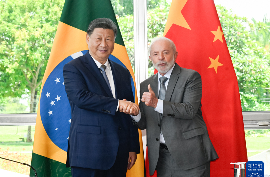 习近平会见新加坡国务资政李显龙