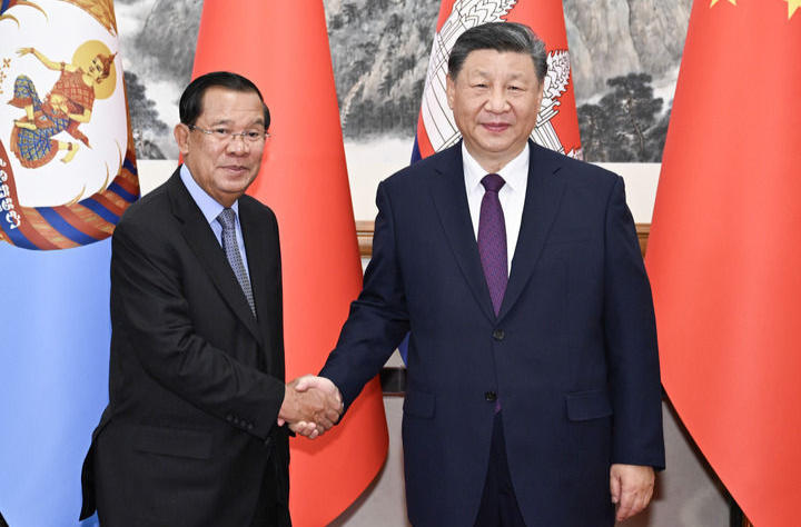 习近平同柬埔寨人民党主席、参议院主席洪森会谈
