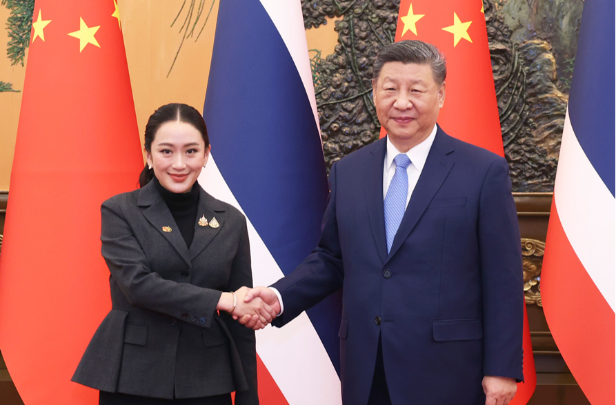 习近平会见泰国总理佩通坦